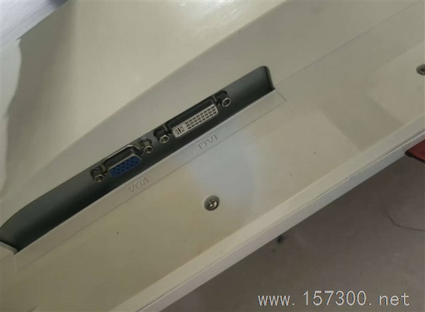 32寸显示器